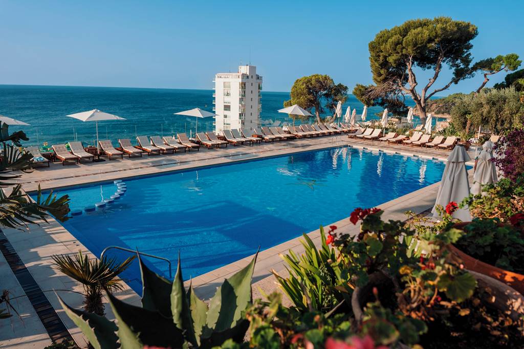 Hotel Roger de Flor by Seleqtta