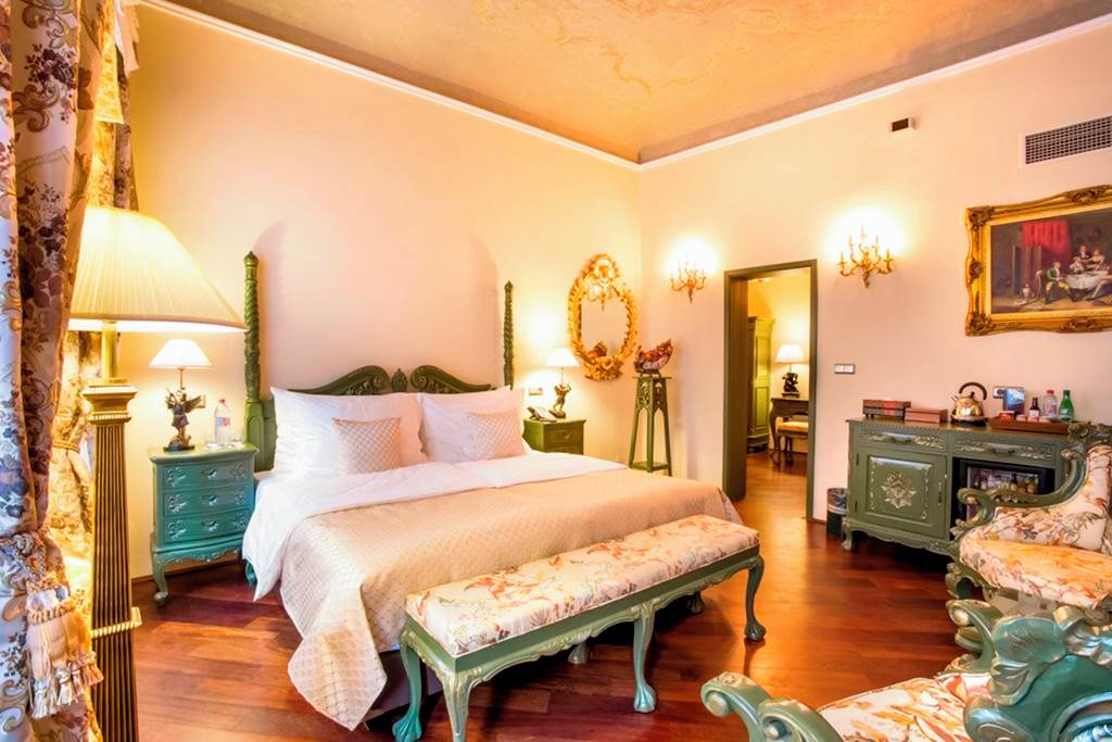 Iron Gate Hotel & Suites