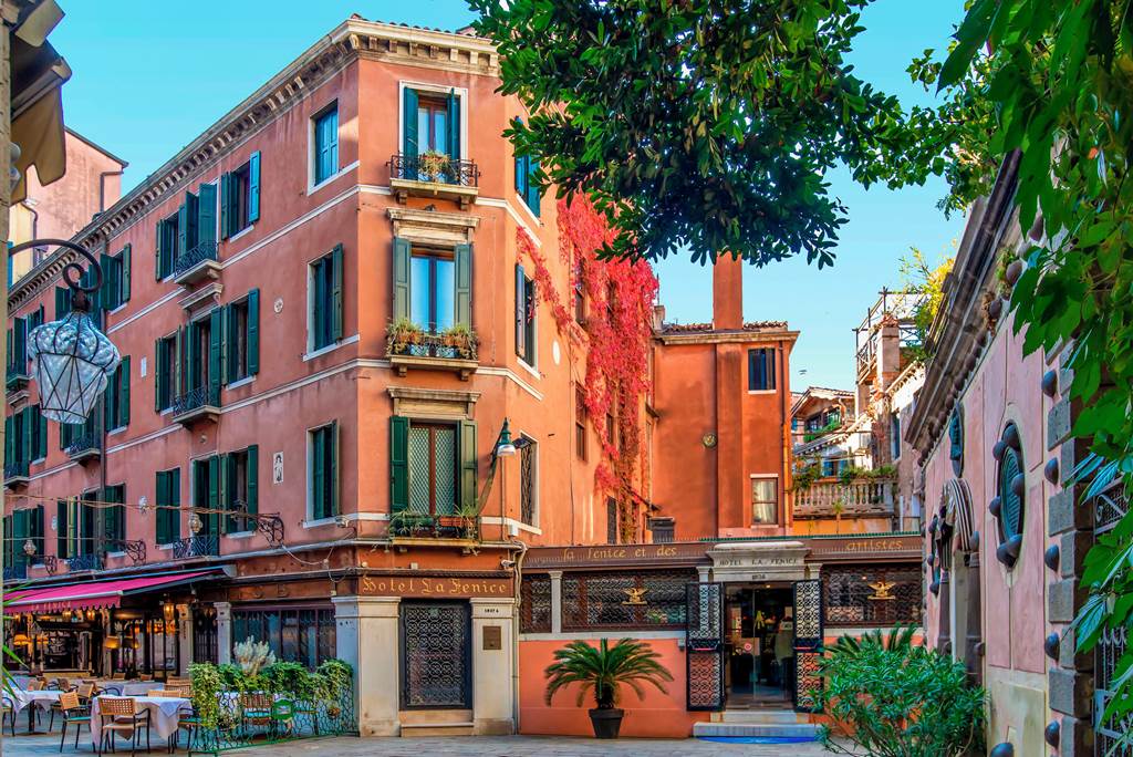 La Fenice et des Artistes