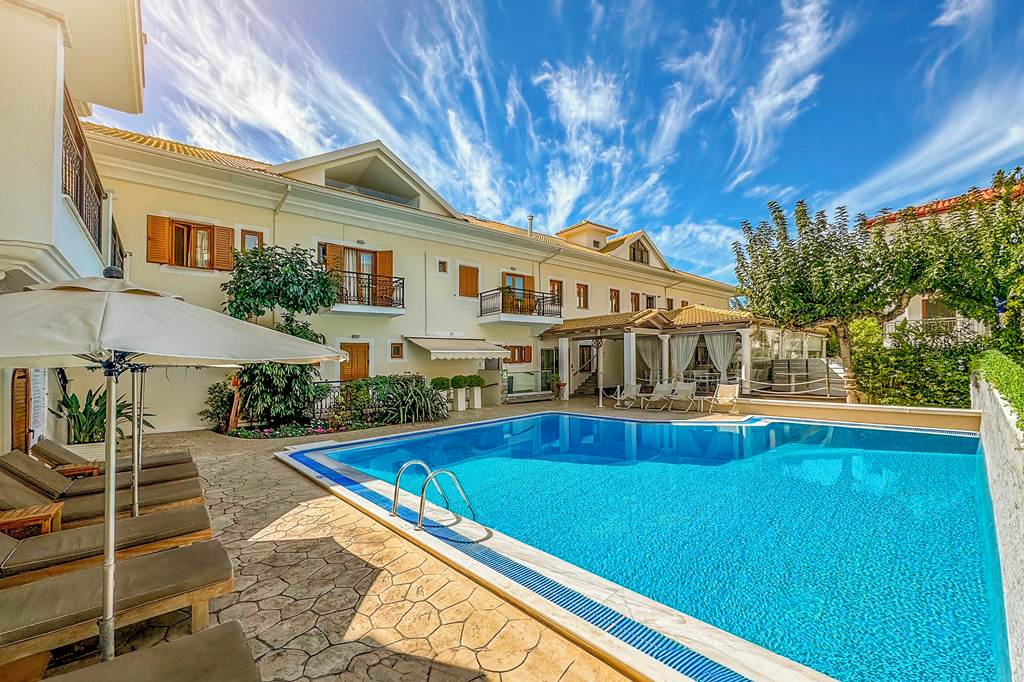 Rezi Hotel & Studios